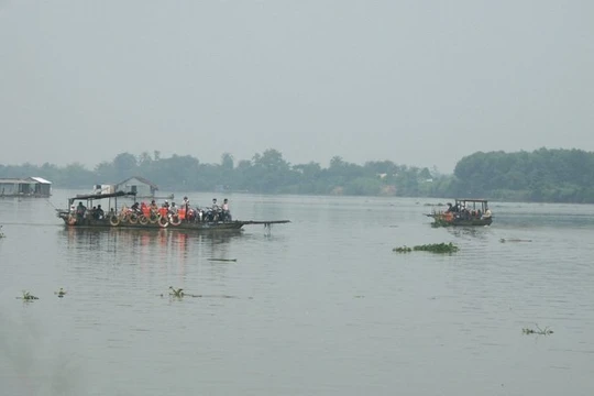 Một bến phá chở khách trên sông Đồng Nai. Ảnh: TL.