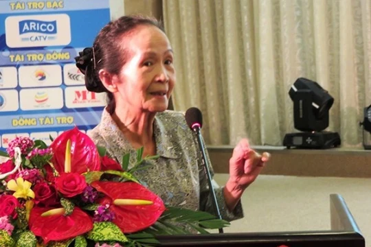 Chuyên gia kinh tế cao cấp Phạm Chi Lan phát biểu tại hội nghị (Ảnh: HC).