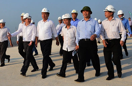 Bộ trưởng Đinh La Thăng trong một chuyến đi kiểm tra tiến độ thi công 