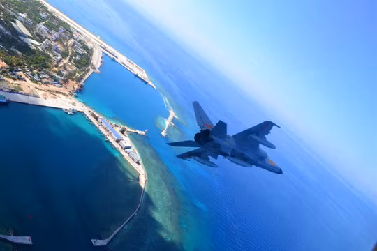 Chiến đấu cơ JH-7 của Trung Quốc hoạt động phi pháp ở Biển Đông