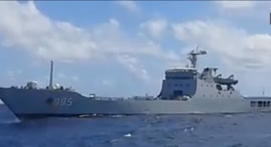 Tàu chiến 995 của Trung Quốc ép sát tàu Hải Đăng 05 chỉ 20-30 mét