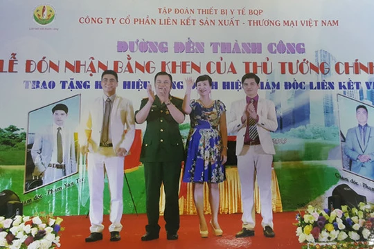 Lê Xuân Giang (mặc quân phục) trắng trợn làm giả cả lễ đón nhận Bằng khen của Thủ tướng nhằm mục đích lừa đảo - Ảnh chụp lại từ hồ sơ của công an