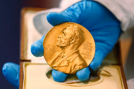 Giải Nobel trị giá khoảng 960. 000 USD - Ảnh: Japan Times
