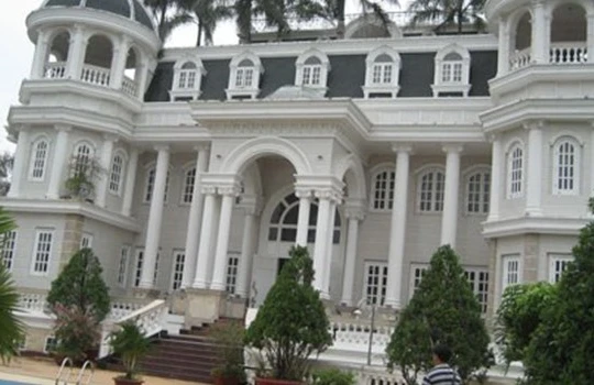 Biệt thự bề thế như tòa lâu đài của Lâm Ngọc Khuân đang được một ngân hàng quản lý.