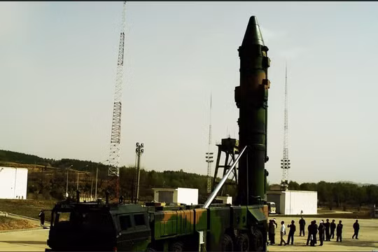 Tên lửa DF-21 được mệnh danh là "sát thủ tàu sân bay" của Trung Quốc