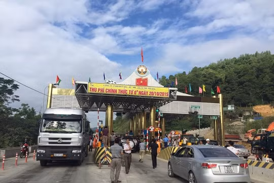 Dân chặn xe đại biểu Quốc hội, kiến nghị Bộ trưởng Thăng phản đối trạm thu phí