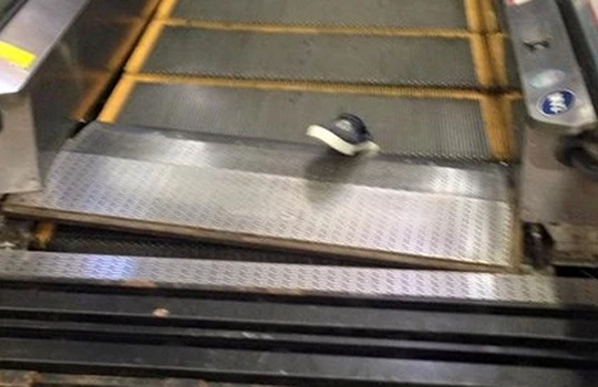 Chiếc giầy bị kẹt lại.