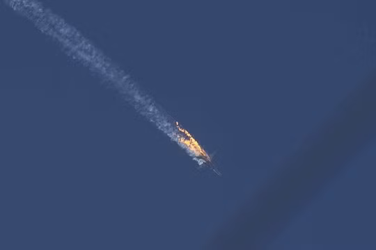 Chiếc Su-24 bốc cháy sau khi trúng tên lửa