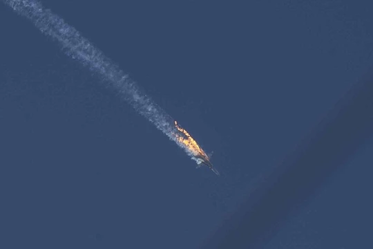Chiếc Su-24 bốc cháy sau khi trúng tên lửa