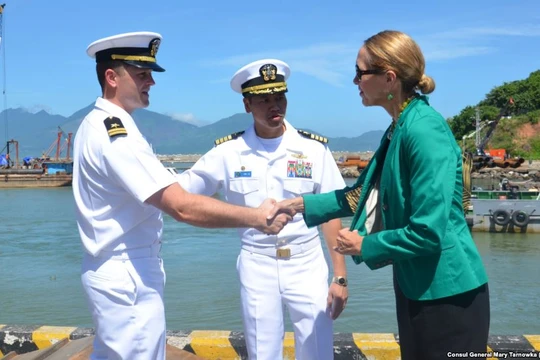 Đại tá Lê Bá Hùng (giữa), Chỉ huy Biên đội tàu khu trục số 7 tại Đà Nẵng ngày 28/9.