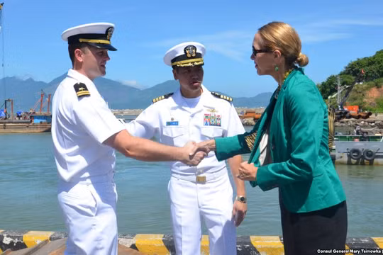 Đại tá Lê Bá Hùng (giữa), Chỉ huy Biên đội tàu khu trục số 7 tại Đà Nẵng ngày 28/9.