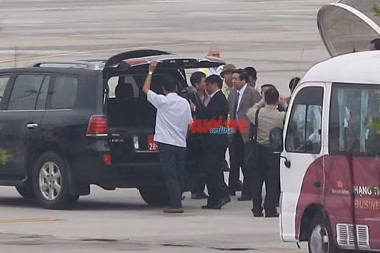 Đại tướng Phùng Quang Thanh, mặc complet màu nhạt vừa xuống máy bay - Ảnh VIỆT DŨNG