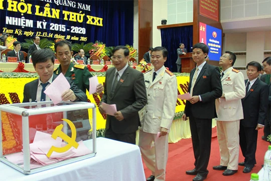 Các đại biểu tiến hành bỏ phiếu - Ảnh: L.Trung