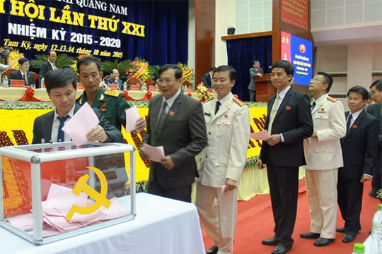 Các đại biểu tiến hành bỏ phiếu - Ảnh: L.Trung