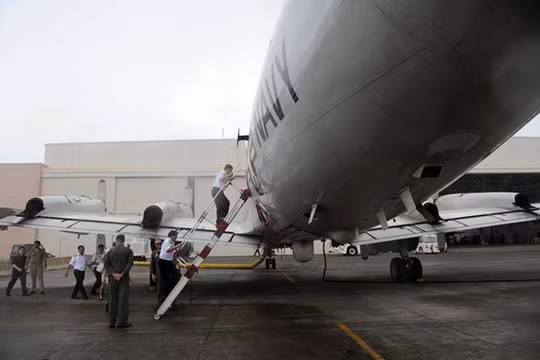 Đoàn sĩ quan Hải quân Việt Nam lên máy bay tuần tra biển và săn ngầm P-3C Orion của Không đoàn VP-47 ở Hawaii ngày 13/4/2016