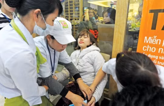 Hơn 20 người phải vào viện trong đó có bao gồm nhân viên và khách hàng.