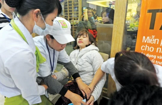 Hơn 20 người phải vào viện trong đó có bao gồm nhân viên và khách hàng.