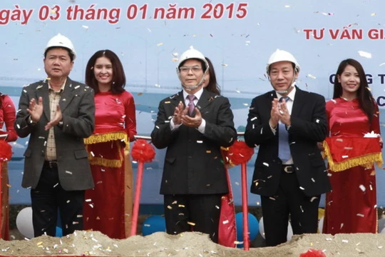 Bộ trưởng Đinh La Thăng (bìa trái), thứ trưởng Nguyễn Hồng Trường (bìa phải) cùng lãnh đạo Hải Dương làm thủ tục phát lệnh khởi công hai cầu Tràng Thưa và Cống Neo 