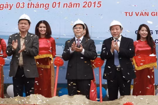 Bộ trưởng Đinh La Thăng (bìa trái), thứ trưởng Nguyễn Hồng Trường (bìa phải) cùng lãnh đạo Hải Dương làm thủ tục phát lệnh khởi công hai cầu Tràng Thưa và Cống Neo 