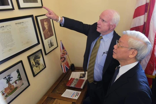 Ông John McCain chia sẻ những bức ành truyền thống gia đình với Tổng Bí thư Nguyễn Phú Trọng