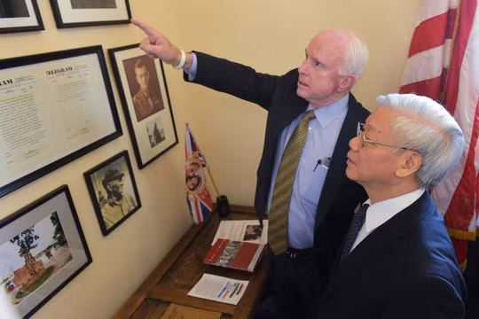Ông John McCain chia sẻ những bức ành truyền thống gia đình với Tổng Bí thư Nguyễn Phú Trọng