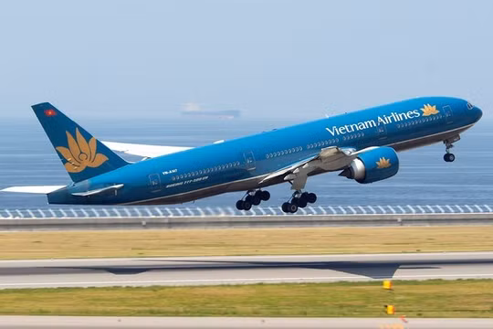 Một chiếc Airbus A321 của Hãng hàng không Vietnam Airlines (VNA) từ TP.HCM đi Huế đã suýt đụng một trực thăng quân sự tại Tân Sơn Nhất ngày 29-10-2014.
