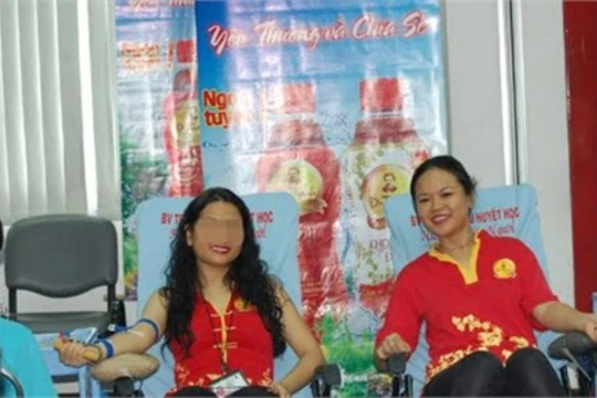 Bà Trần Ngọc Bích (phải) trong một sự kiện của Tân Hiệp Phát