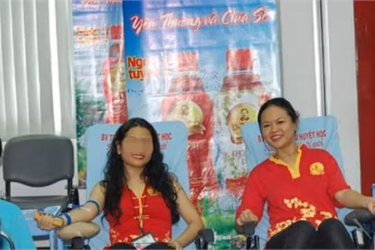 Bà Trần Ngọc Bích (phải) trong một sự kiện của Tân Hiệp Phát