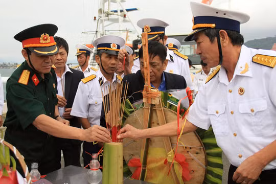 Những cựu quân nhân có đồng đội hi sinh trong trận Gạc Ma thắp hương tưởng nhớ các Anh hùng Liệt sĩ - Ảnh: TRƯỜNG TRUNG