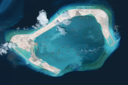 Đảo Vành Khăn được Trung Quốc bồi lấp ráo riết và đang xây đường băng thứ 3 tại đây