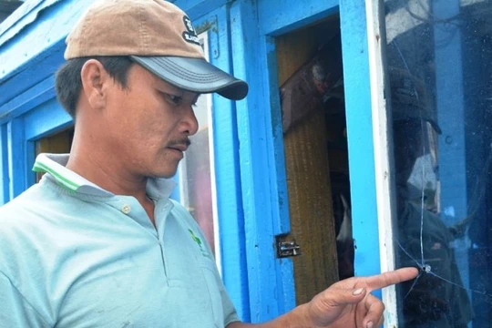 Tàu cá của ông Sinh bị tàu nước ngoài bắn đạn bi làm vỡ kính - Ảnh: Anh Hồng