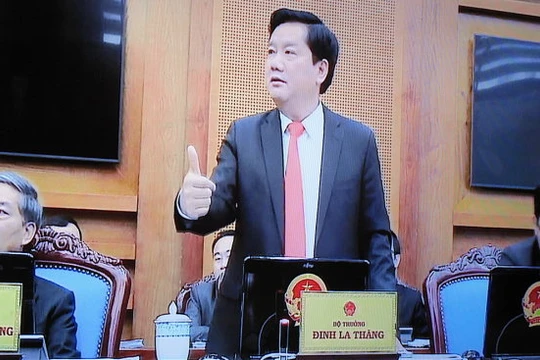 Bộ trưởng Đinh La Thăng phát biểu tại phiên họp - Ảnh: V.V.T.