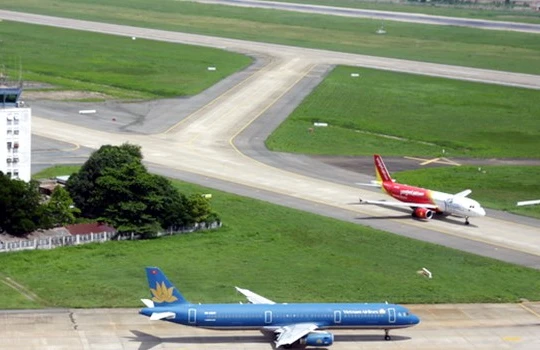 Nhiều thời điểm máy bay phải xếp hàng chờ cất cánh tại sân bay Nội Bài.