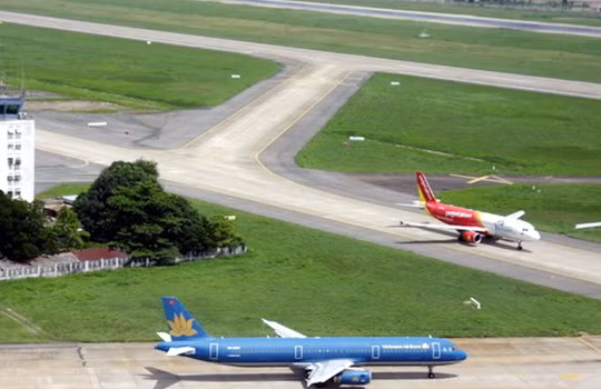 Nhiều thời điểm máy bay phải xếp hàng chờ cất cánh tại sân bay Nội Bài.