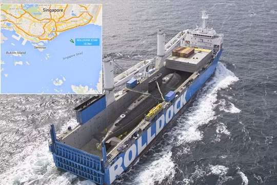 Ảnh nhỏ: Tàu Rolldock Star rời cảng Singapore về Việt Nam, sáng 31.1.2016 (Nguồn: MarineTraffic). Ảnh lớn: Tàu Rolldock Storm chở tàu ngầm Khánh Hoà về Việt Nam, tháng 5.2015 - Ảnh: koopvaardij.blogspot.com