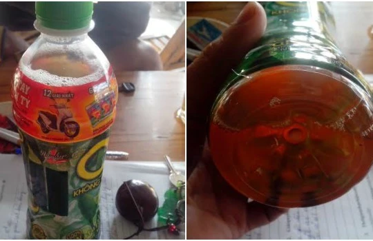 Chai trà xanh Không độ có ruồi do anh Trần Ngọc Quý cho nhân viên chăm sóc khách hàng của Tân Hiệp Phát xem.