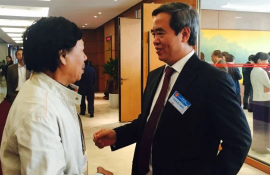 Thống đốc NHNN Nguyễn Văn Bình bên lề hành lang Quốc hội sáng 2/11