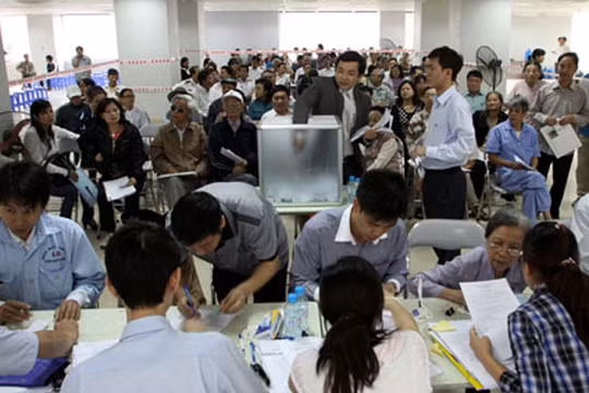 Người dân xếp hàng mua nhà giá rẻ