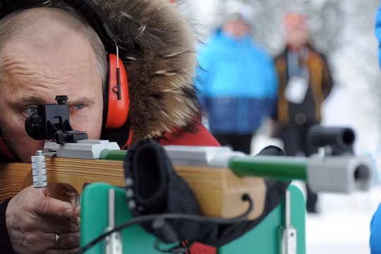 Trong chuyến thăm giải vô địch trượt tuyết và biathlon dành cho người khuyết tật, Tổng thống Vladimir Putin bắn thử súng trường dành cho vận động viên khiếm thị (tháng 3/2012) 