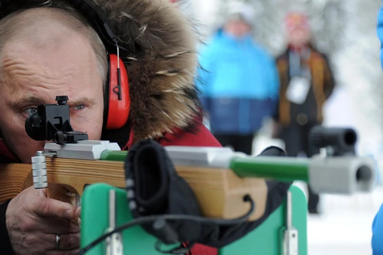 Trong chuyến thăm giải vô địch trượt tuyết và biathlon dành cho người khuyết tật, Tổng thống Vladimir Putin bắn thử súng trường dành cho vận động viên khiếm thị (tháng 3/2012) 