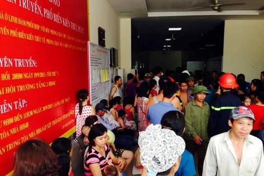 Hàng trăm cư dân tòa B CT5 hoảng loạn khi xảy ra cháy.