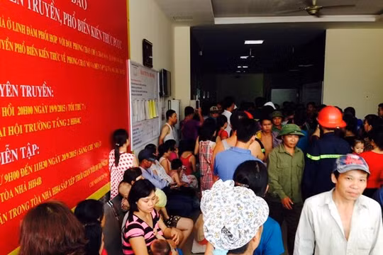 Hàng trăm cư dân tòa B CT5 hoảng loạn khi xảy ra cháy.