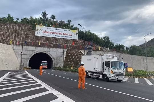 Hầm đường bộ Đèo Cả nối hai tỉnh Phú Yên và Khánh Hòa (Nguồn: Internet)