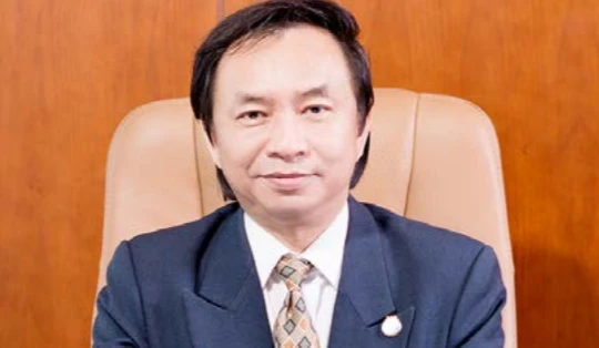 Ông Trần Tấn Lộc (giữa) - Nguồn: Eximbank.