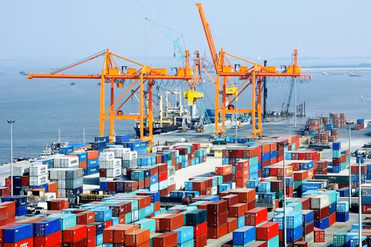 Cán cân thương mại hàng hóa 8 tháng thâm hụt 3,71 tỉ USD (Ảnh: Internet)