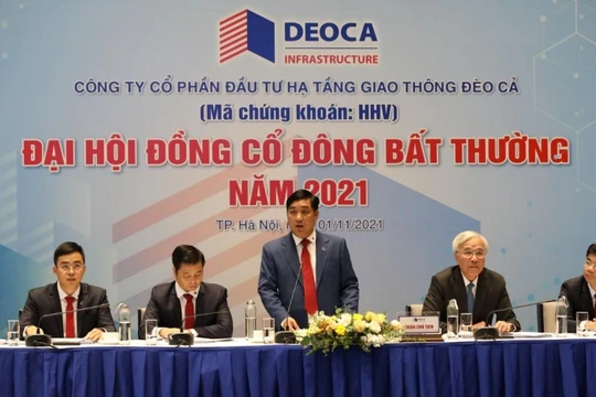 Ông Hồ Minh Hoàng (giữa) – Chủ tịch HĐQT HHV trả lời các câu hỏi của cổ đông tại EGM 2021 (Ảnh: HHV)