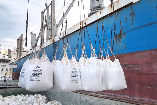 Lô hàng S95 đầu tiên xuất khẩu sang Úc (Ảnh: Hòa Phát)