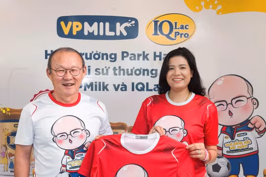 Bà Nguyễn Thị Thu Phương - Chủ tịch HĐQT VPMilk và huấn luyện viên Park Hang-seo (Nguồn: VPMilk)