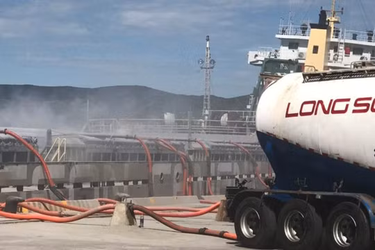 Sau nhiều năm phát triển, Công ty TNHH Long Sơn không chỉ hoạt động trong các lĩnh vục sản xuất xi măng, xuất nhập khẩu, vận tải biển mà còn đầu tư vào năng lượng tái tạo. 