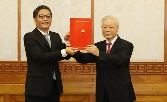 Tổng Bí thư, Chủ tịch nước Nguyễn Phú Trọng trao quyết định của Bộ Chính trị phân công đồng chí Trần Tuấn Anh giữ chức Trưởng Ban Kinh tế Trung ương (Nguồn: VGP)